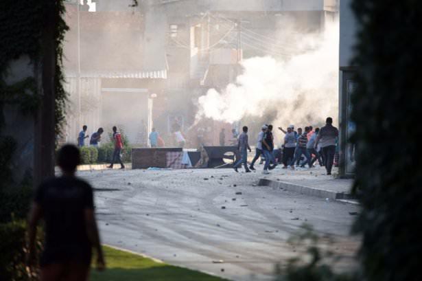 <p>Polise taş, havai fişek ve molotofkokteyliyle karşılık veren gruba tazyikli su ve biber gazıyla müdahale edildi.</p>