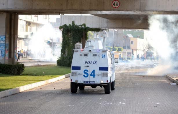 <p>TOMA'lara taş ve sopalarla saldıran gruptan bir kişi aracın lastiğini bıçakla patlattı.</p>