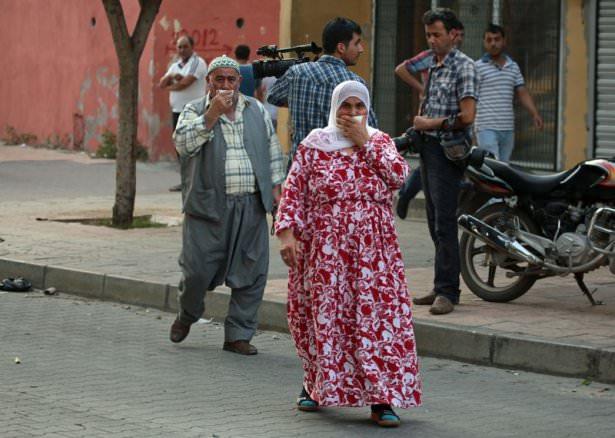 <p>Grupta bulunan yüzleri maskeli kişiler tarafından ateş açılması üzerine ise bölgeye özel harekat polisleri sevk edildi. Diğer polislerin ise çelik yelek giydiği görüldü.</p>
