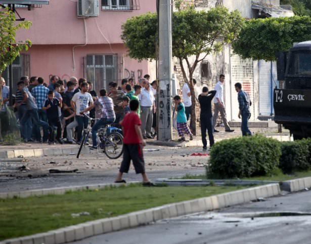 <p>Olay yerine gelen Emniyet Müdürü Cengiz Zeybek, eylemciler arasından gelen bir grupla eylemin sonlandırılması amacıyla konuştu.</p>