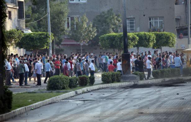 <p>Zeybek, polisin müdahalesini eleştiren kişiye, "Devlet görevini nasıl yapacağını size mi soracak?" diyerek tepki gösterdi.</p>