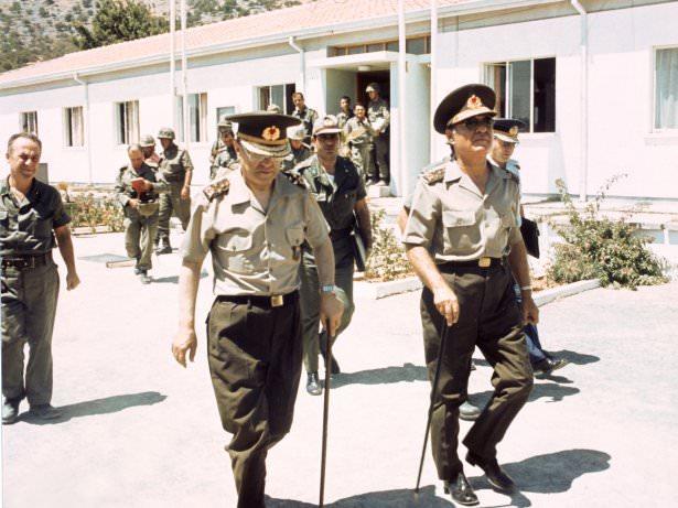 <p>Kara Kuvvetleri Komutanı Orgeneral Eşref Akıncı ve 2'nci Ordu Komutanı Orgeneral Suat Aktulga, Kolordu Karargâhında Yapılan Bir Toplantıdan Ayrılırlarken</p>

<p> </p>
