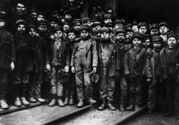<p>Tarihe damgasını vuran fotoğraflar</p>

<p>Çocuk işçiliğinin dünyada yasaklanmasına neden olan bu fotoğrafta, kömür ve barut işinde kullanılan çocuklar ABD'de seyahat ederken görülüyor.</p>
