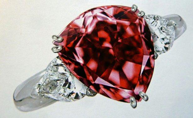 <p><strong>4. Moussaieff Kırmızısı</strong></p>

<p>İsrailli mücevher tasarımcısı Mousseif'in adıyla anılan bu pırlantanın değeri 20 milyon dolar.</p>

