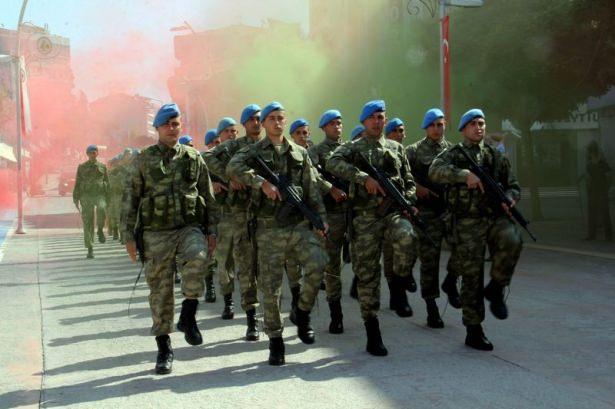 <p>Öğrencilerin şiirlerini okumasının ardından askerlerin geçit töreni ilgiyle izlendi. </p>