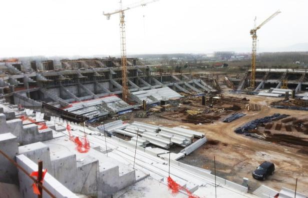 <p><strong>Sakarya Stadı (25 bin seyirci kapasiteli) -</strong> Yapımı %25 seviyesinde devam ediyor.</p>
