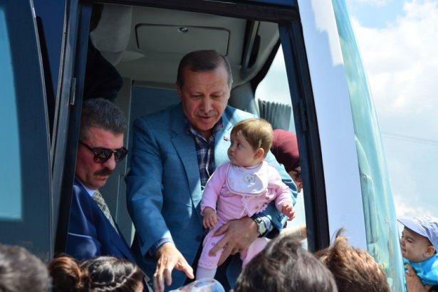 <p>Havalimanından otobüsle Valiliğe geçen Cumhurbaşkanı Erdoğan, kendisine sevgi gösterisinde bulunan vatandaşları el sallayarak selamladı, araçtan inerek çocuklara oyuncak hediye etti. Erdoğan kendisini karşılamaya gelen bir çiftin bebeğini eşi Emine Erdoğan ile sevdi. </p>
