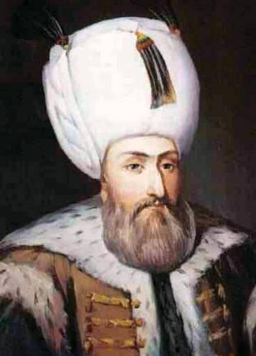 <p><strong>KANUNİ SULTAN SÜLEYMAN</strong><br />
Osmanlı İmparatorluğu’nun “Muhteşem Padişahı” Kanuni Sultan Süleyman, 1556’da Zigetvar Kalesi’nin kuşatmasının sonlanmasından 1 gün önce hayatını kaybetti. Ancak öldüğü askerden gizlendi. Cesedin acele tahniti için iç organları çıkarıldı ve gömüldü. Yolda bozulmaması için naaş ilaçlanarak İstanbul’a getirildi ve Süleymaniye Camii’nin avlusuna defnedildi. Sultan Süleyman’ın iç organlarının gömüldüğü yer asırlar sonra geçen ay tespit edildi. Ancak henüz bir sonuç alınamadı.</p>

<p> </p>
