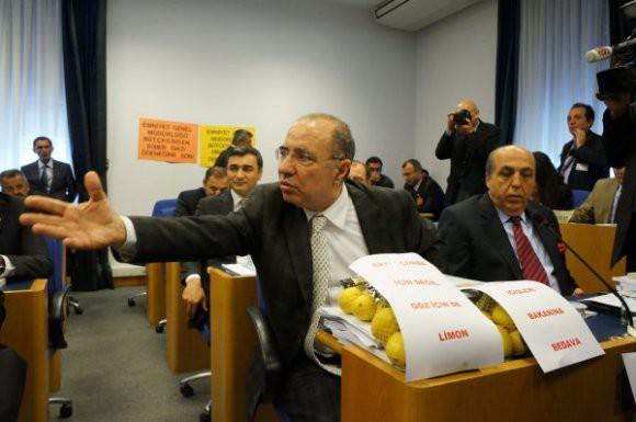 <p>CHP&rsquo;li Milletvekilleri Meclis Plan B&uuml;t&ccedil;e Komisyonu&rsquo;nda limonlu ve pankartlı eylem yaptı.</p>
<p>CHP İstanbul Milletvekili Mevl&uuml;t Aslanoğlu, 2013 yılı b&uuml;t&ccedil;e kanunu tasarısının g&ouml;r&uuml;şmeleri &ouml;ncesinde, &ldquo;limonlu&rdquo; protestoda bulundu.</p>