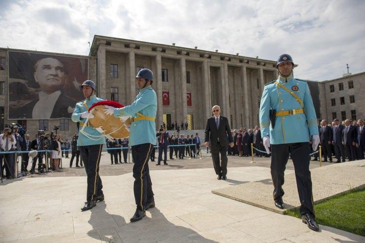 <p>26. Dönem 3. Yasama Yılı dolayısıyla Meclisteki Atatürk Anıtı önünde tören düzenlendi.</p>
