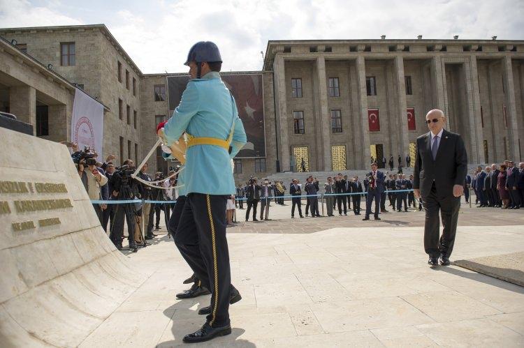 <p>TBMM Başkanı İsmail Kahraman'ın anıta çelenk koymasının ardından saygı duruşunda bulunularak İstiklal Marşı okundu.</p>
