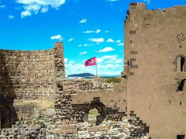 <p>Kurulduğu günden bu yana 23 medeniyete ev sahipliği yapan, aynı zamanda Kafkaslar'dan Anadolu'ya ilk giriş kapısı Ani Ören Yeri'nde, farklı medeniyetlere ait eserlerin havadan görüntüleri doyumsuz manzara sunuyor.</p>

<p> </p>
