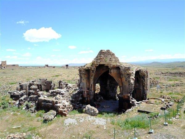 <p>Tarihi İpek Yolu üzerinde bulunan Ani'de eski dönemlere ait kalıntılar tarihe ışık tutuyor. Ani Örenyeri'ni gezen Avusturyalı turistlerden Stefan Lindner, AA muhabirine yaptığı açıklamada, bölgeye ilk kez geldiğini ve hayran kaldığını söyledi.</p>

<p> </p>
