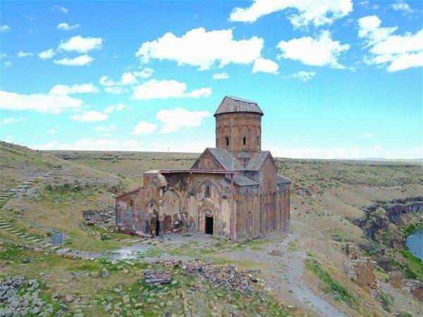 <p>Kafkas Üniversitesi (KAÜ) Tıp Fakültesi öğrencisi Hilal Topaktaş da "Ani'ye ilk defa geldim, gerçekten çok güzel yapılar var. UNESCO Dünya Miras Listesi'ne alındı. Binlerce medeniyete ev sahipliği yapmış bir yer ve herkesin gelip görmesi gerekiyor." görüşünü paylaştı.</p>
