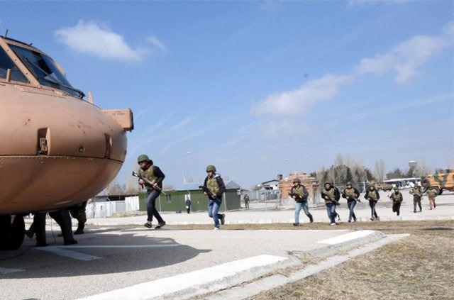 <p><em><strong>Van'daki Jandarma Asayiş Kolordu Komutanlığı'nda sınıra giden ve dönen askerlerin geçici olarak barınmaları için yapılan Kabul Toplanma Merkezi (KTM) 5 yıldızlı otel konforunda.</strong></em><br />
<br />
1760 kişi kapasiteli merkezde Mehmetçiklere misafir edildikleri süre içersinde çeşitli sosyal faaliyet imkanı sunulurken, birliklerine ulaştırılmaları ise helikopter veya zırhlı araçlarla sağlanıyor.</p>
<p> </p>