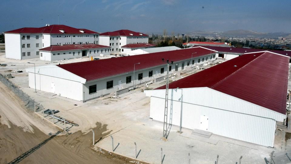 <p>Mehmetçik, Doğu ve Güneydoğu'da terörle mücadelesini aralıksız sürdürürken, sınır birliklerine gelen ve dönen askerlere Van Jandarma Asayiş Kolordu Komutanlığı'nda geçici olarak barınmaları için yeni bir KTM yapıldı.</p>
<p> </p>