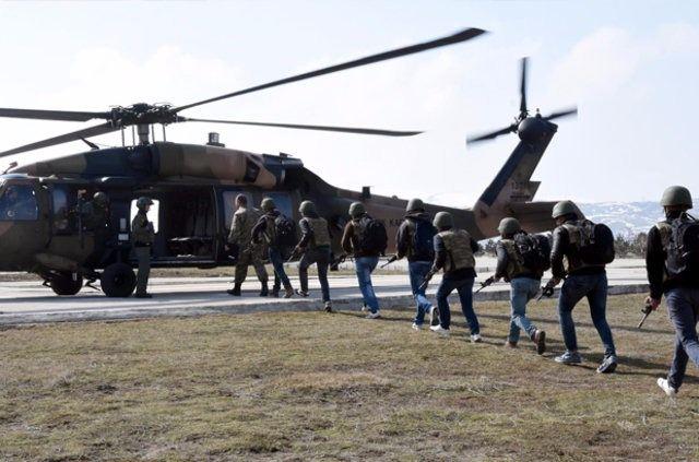 <p>KTM'de misafir edilen askerler, daha sonra çelik yelek ve kask giydirilerek helikopter yada mayına karşı korumalı Kirpi tipi zırhlı araçlarla güvenli bir şekilde birliklerine ulaştırılıyor.</p>
