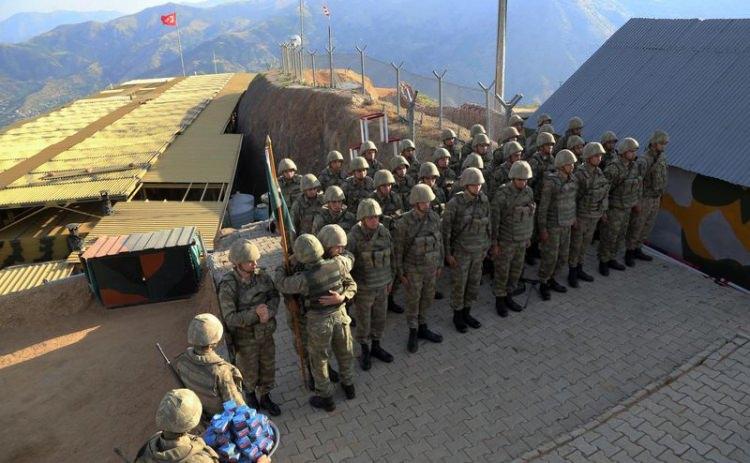 <p>Kışladaki komutanlar ve askerler birbirleriyle sarılarak bayramlaşırken, Mehmetçiklere bayram şekeri ve kolonya ikramında bulunuldu.</p>