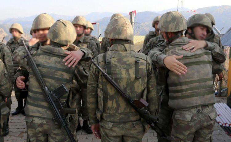 <p><strong>TEBRİK KARTLARI ASKERLERİ DUYGULANDIRDI</strong><br />
<br />
Komutan ve askerler daha sonra yemekhanede bayram için hazırlanan özel bayram kahvaltısını birlikte yaptı. Kahvaltı sırasında Gomane Kışlası Bölük Komutanı Piyade Üsteğmen Arda Görkem Yatağan, Türkiye'nin dört yanında oturanların yazdığı ve PTT aracılığıyla gönderilen bayram tebrik kartlarını askerlere dağıttı. Üsteğmen Yatağan, "<strong>Yüce milletimizin daha önce mektuplarıyla bizlere verdiği moral desteğin ardından şimdide PTT aracılığıyla gönderdikleri tebrik kartları için müteşekkiriz. PTT'ye de verdiği destekten dolayı teşekkür ederiz"</strong> dedi.</p>
