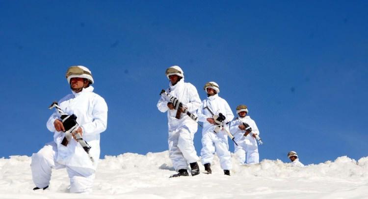 <p>İLK KEZ AMFİBİ DENİZ PİYADELERİYLE BİRLİKTE OPERASYON YAPIYORLAR</p>
<p>Hakkari Dağ ve Komando Tugayı'ndaki komandolar, terörle mücadele için özel olarak eğitiliyor. Her türlü hava koşulunda örgüte yönelik şok operasyonlar yapan komandolar, yine Türkiye'nin en gözde birliklerinden olan ve İzmir Foça'dan gelen Amfibi Deniz Piyadeleriyle birlikte operasyonlar yürütüyor. </p>