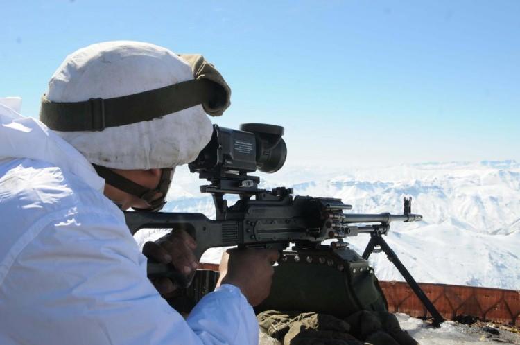 <p>GECE HAREKATIYLA PKK'LILARIN TEPESİNE İNDİLER</p>

<p>Hakkari bölgesinde terörün belini kırarak dağların hakimi olan Dağ ve Komando Tugayı birlikleri Yüksekova, Çukurca ve Irak sınırını belirleyen Hisar Dağı'nda da operasyon yaptı.</p>
