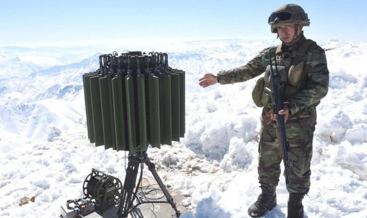 <p>Üs bölgesi Türkiye ile Irak'ın sınırını belirleyen 68 numaralı sınır taşının yanına kuruldu. PKK'nın Basyan, Avaşin ve Zap kampaları bu üs bölgesinden Aselsan üretimi ASIR termal kamerası, ACAR kara gözetleme radarı, mikro/mini İHA'lar ve diğer teknolojik cihazlarla gece gündüz izleniyor. Teröristlerin bölgede bulunan mağaralarını da brandalarla kamufle ettikleri bu cihazlarla yapılan izlemelerde tespit edildi. </p>
