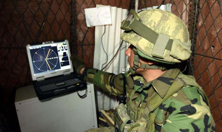 <p>Bu radar, PKK'lılar tarafından atılan havanın noktasını anında belirleyerek atış birliklerine koordinat veriyor. Sarp ancak stratejik bir noktaya kurulan Şehit Piyade Yüzbaşı Özgür Çevik üs bölgesine mühimmat ve lojistik destek, kesintisiz ve hızlı şekilde helikopterlerle yapılıyor. </p>
