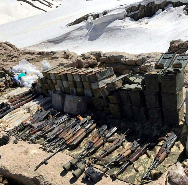<p><strong>MEHMETÇİK KATO'YU PKK'DAN TEMİZLİYOR</strong></p>
<p>Kato Dağı'nda 12 gün önce başlayan operasyon kapsamında, uzun yıllardan sonra ilk kez PKK terör örgütünün buradaki kamp, sığınak ve barınaklarına girildi.</p>
<p> </p>
<p><em><strong><a href="http://video.haber7.com/video-galeri/90135-kato-daginda-operasyondan-goruntuler"><span style="color:#FF0000">HABERİN VİDEOSU İÇİN TIKLAYIN</span></a></strong></em></p>