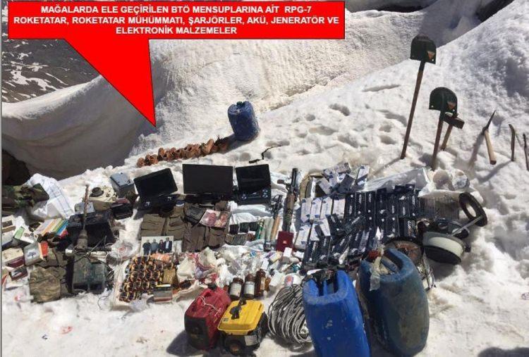 <p><strong>SIĞINAK VE CEPHANELİKLER BULUNDU</strong></p>
<p>Operasyonun 12'nci gününde uzun yıllardan beri güvenlik görevlilerin girmediği, örgütün Kato Dağı zirvesindeki Meydana Kolya ve Kela Meme bölgelerindeki sığınaklarına giren askerler, buralarda PKK'nın silah ve mühimmat depolarını buldu.</p>