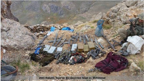 <p>PKK Terör Örgütü’nün ’çözüm süreci’ boyunca yerleştiği yer olarak belirtilen Hakkari Yüksekova bölgesinde yüksekliği 2 bin 500- 3 bin 500 metre arasında değişen Buzul Dağı, İkiyaka Dağları ve Doski vadisinde askerlerin operasyonları aralıksız sürüyor. Türk Hava Kuvvetleri’nin de müşterek olarak katıldığı operasyonlarda, 119 PKK’lı terörist ölü olarak ele geçirildi.</p>