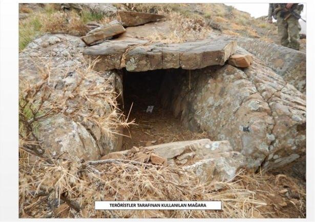 <p><strong><strong>119 PKK’LI TERÖRİST ÖLÜ OLARAK ELE GEÇİRİLDİ</strong> </strong></p>
<p>Türk Hava Kuvvetleri’nin de müşterek olarak katıldığı harekatta, 119 PKK’lı terörist ölü olarak ele geçirildi. Yürütülen hava ve kara operasyonlarında etkisiz hale getirilen daha çok sayıda teröriste de bölgenin coğrafi koşulları ve hava şartları nedeniyle ulaşılamadı. PKK’lı teröristlerin yollara tuzakladıkları çok sayıda El Yapımı Patlayıcı ve bunların yapımında kullanılan çok miktarda malzeme, değişik türde patlayıcılar ve helikopterlere ateş ettikleri 5 Doçka Uçaksavar silahı başta olmak üzere toplam 39 ağır silah ve bu silahlara ait on binlerce mühimmat ele geçirildi. Yer yer ağır çatışmaların yaşandığı operasyonlarda, 6 asker şehit oldu.</p>