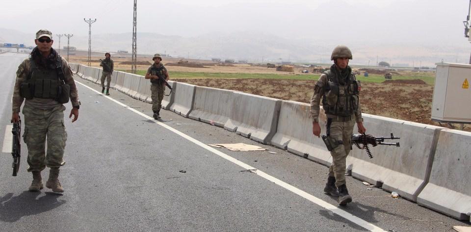 <p> Tatbikat alanının çevresinde ise askerler devriye dolaştı. İpekyolu üzerinde dolaşan askerler daha sonra tekrar tatbikat alanına geri döndü.</p>