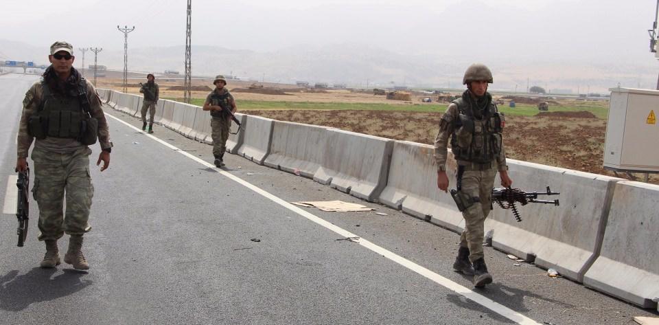 <p> Tatbikat alanının çevresinde ise askerler devriye dolaştı. İpekyolu üzerinde dolaşan askerler daha sonra tekrar tatbikat alanına geri döndü.</p>
