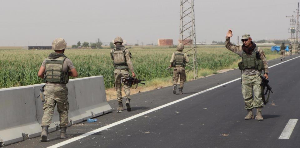 <p> Geçici komuta merkezinin kurulduğu ve etrafının jiletli tellerle çevrildiği tatbikat alanının çevre güvenliği profesyonel askerlerden oluşan ani müdahale mangası sağlıyor. </p>