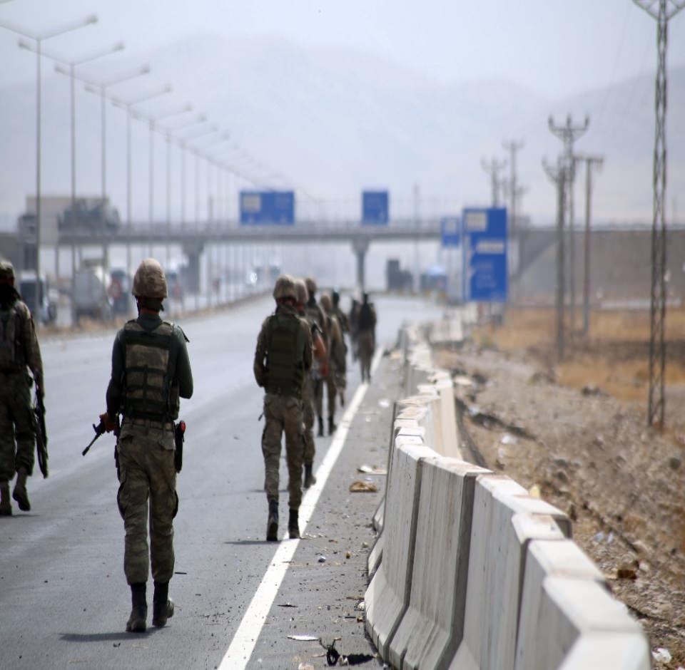 <p>Sabit ya da yarı sabit tesislerin kurulduğu tatbikat alanındaki askeri varlığın geçici mi yoksa, kalıcı olacağı yarın yapılacak Milli Güvenlik Kurulu (MGK) toplantısından sonra belirlenecek.</p>