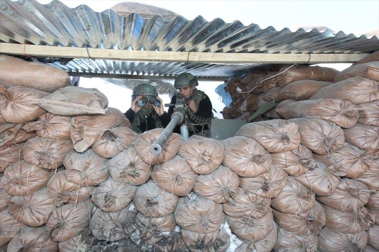 <p>Yaklaşan kış mevsimi öncesinde günler süren operasyonla bölgeye hakim olan Mehmetçik, teröristlerce kullanılan Pirinçeken ve Uzundere gibi geçiş noktalarını da kontrol altına aldı.</p>
