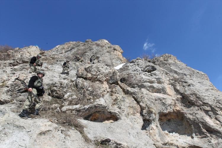 <p>Kaletepe'de kurulan üs bölgesi ile kontrolün sağlandığı alanda gece gündüz nöbet tutan Fatihler Jandarma Özel Harekat Birliği, teröristlerin ülkeye geçişini engelliyor.</p>
<p> </p>