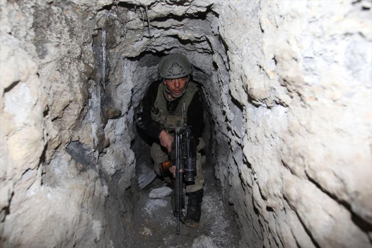 <p>İHTİYAÇLARI KARŞILANIYOR</p>

<p>Demirden yapılan ve etrafı halatlarla çevrili merdivenler kullanılarak çıkılan Kaletepe'de vatan savunmasını sürdüren Mehmetçik'in bütün ihtiyaçları karşılanıyor.</p>

<p>Son teknolojik silahlarla donatılan üs bölgesinde güvenlik güçleri adeta kuş uçurtmuyor.</p>
