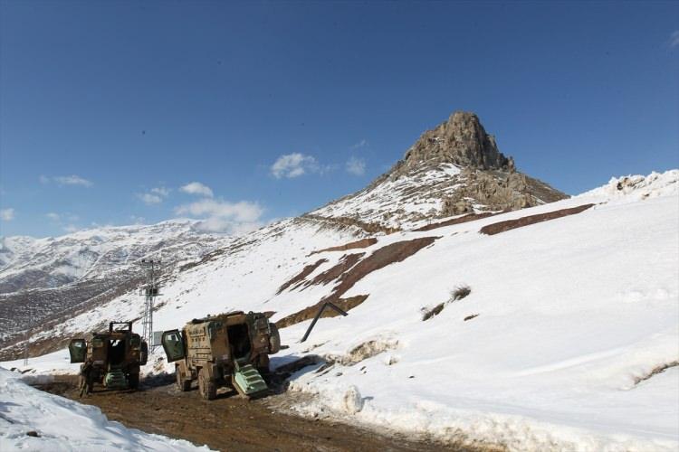 <p>''KALETEPE ÇOK CİDDİ BİR YER''</p>
<p>Jandarma Genel Komutanı Orgeneral Yaşar Güler, 8 Eylül'de İçişleri Bakanlığınca Vilayetler Evi'nde düzenlenen "Valiler Toplantısı" öncesi gazetecilere terörle mücadeleye ilişkin yaptığı açıklamada, Hakkari'nin Çukurca kırsalında icra edilen "Şehit Sağlık Üstçavuş Mekan Şahin Operasyonu"nda çok ciddi sonuçlar alındığını belirterek, bölgede ölüm kalım savaşı verildiğini söylemişti.</p>