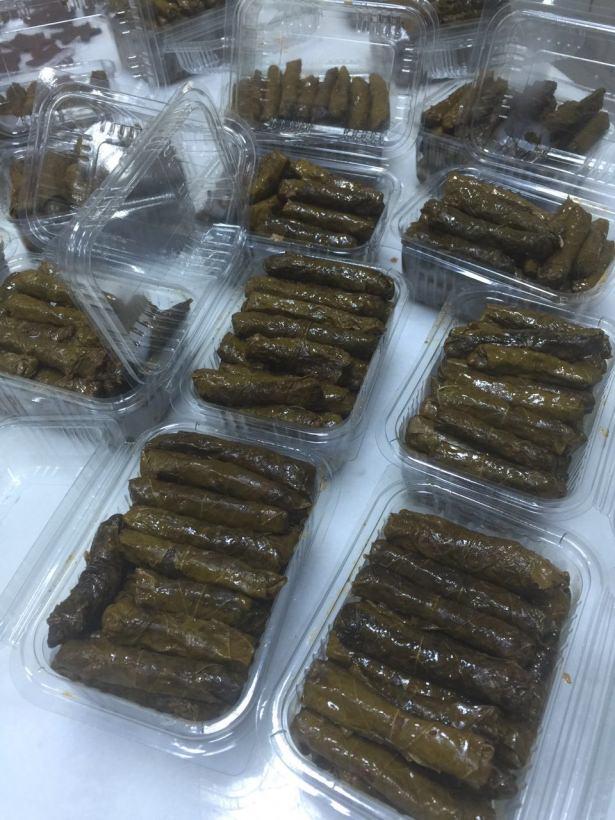 <p>Pasta, poğaça, dolma, kek , çikolata, bisküvi gibi gıdaların bulunduğu paketlerin içine 'Allah sizi korusun', 'Dünyada yoktur Mehmet'e benzer. Elde silah, dilde Allahu Ekber" notları bırakıldı.</p>
<p> </p>