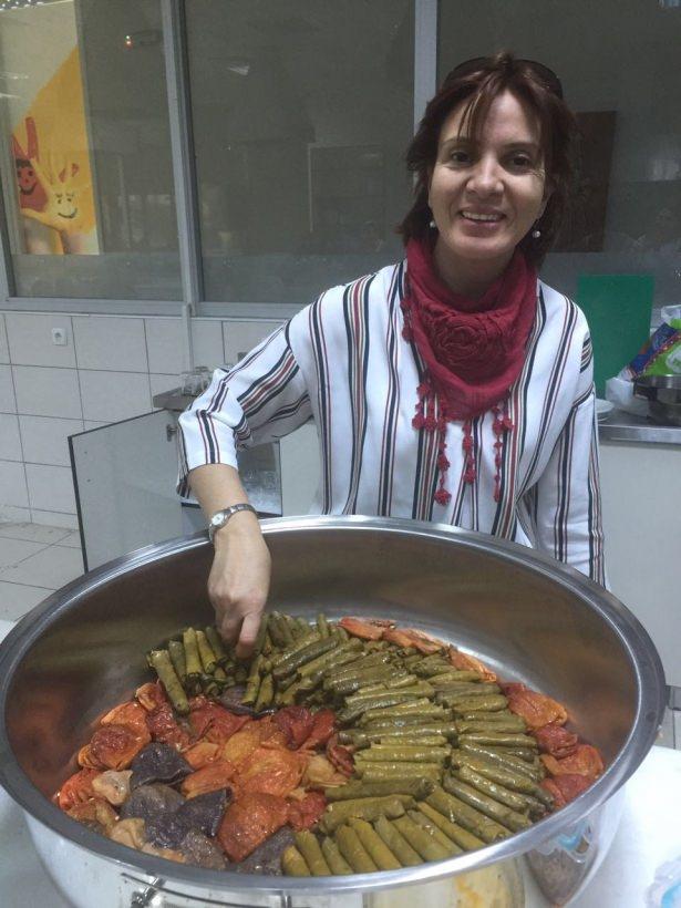 <p>Bir kursiyerin hazırladığı dolmaların bulunduğu pakete koyduğu notta "Uğruma şehit olan bu cana canım feda..." ifadesi dikkat çekiyor.</p>

<p> </p>
