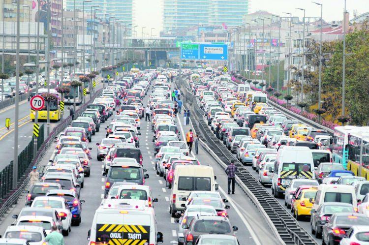 <p>Belgelerinizin yanınızda olduğundan eminseniz trafik olabilme ihtimaline karşılık erkenden yola çıkın.</p>
