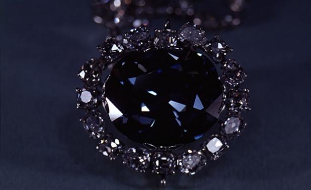 <p><strong>7. Umut Elması</strong></p>
<p>Orijinal adı Le Bijou du Roi olan bu elmasla ilgili garip olan şey, hakkında ismiyle tezatlık oluşturan lanet söylentileri. Elmasın ne zaman keşfedildiği bilinmemekle birlikte, hakkında ilk dökümanlar 1812 yılında ortaya çıkmış. İnanışa göre bu elmas kolyeye sahip olan kimse lanetleniyor ve felaketler silsilesine maruz kalıyor. Günümüzde Smitshonian Doğa Tarih Müzesinde sergilenen elmasın tam değeri bilinmese de; çeyrek milyar dolar civarında olduğu düşünülüyor.</p>