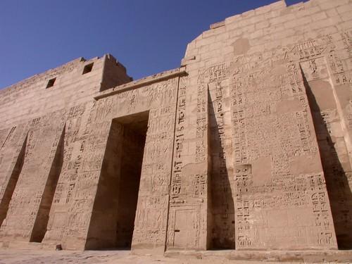 MEMPHİS-  MÖ 3100 yılında kurulan ve antik Mısır’ın başkenti olan Memphis, Thebes ve İskenderiye’nin yükselişine kadar medeniyetin merkezi olmuştur Zamanında 30000 nüfusa sahip olduğu tahmin edilen Memphis, antik çağların en büyük şehriymiş Yıllarca gittikçe yok olan ve arkeologlar arasında büyük tartışmalara yol açan Memphis, 1700’lerde tekrar keşfedildi Tüm sfenksler, heykeller ve tapınaklar ciddi olarak bu zamanlarda incelenmeye başlandı; ancak bu yapılarda kullanılan taşlar yakın yerleşim yerlerini inşa ederken alındığı için, Memphis’in tarihinin büyük kısmı kayboldu. 