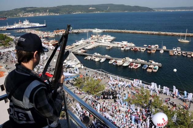 <p>MEMUR Sendikaları Konfedenasyonu (Memur-Sen) bu yıl 1 Mayıs Emek ve Dayanışma Günü’nü Çanakkale Kordon Boyu’nda kutladı.</p>