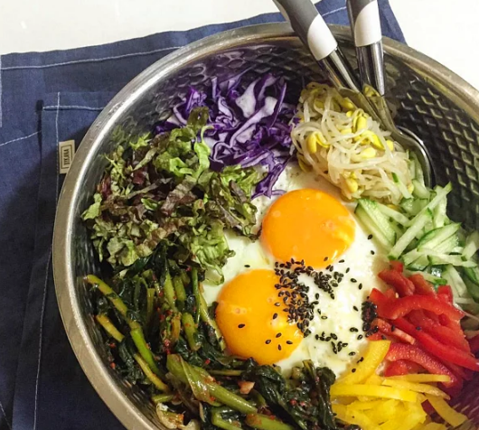 <p>Bibimbap, Kore</p>

<p>Altında az pişmiş pilav; üzerine sebze, turşu, et ve iyi pişmiş iki yumurta. Hergün yesen yenir!</p>
