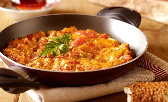 <p>Menemen, Türkiye</p>

<p><span style="color:#FFFFFF">Kahvaltının gururu, öğrencinin vazgeçilmezi. Çıtır çıtır ekmekle nefis, hele bir de yanında sıcak çay.</span></p>

<p><span style="color:#FFFFFF">Her ne kadar Menemen İzmir bölgesinde menemen kazasında ilk defa yapılmış ve yemek olarak sofralarda yerini bulmuşsa da, tadını ve tüm dünyaya nam ve şanını Çakallı menemeni olarak kabul ettirmiştir. Türk Dil Kurumuna göre doğru yazımı “Menemen” şeklinde olmuştur</span><span style="color:rgb(51, 51, 51)">..</span></p>
