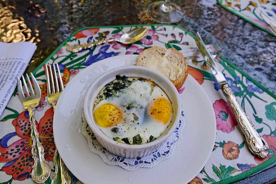 <p>Fırında yumurta, Fransa</p>

<p><span style="color:#FFFFFF">Tabi Fransız olunca yumurta bile süslü. Krema ve ıspanakla beyaz seramik bir kapta fırında pişen yumurtayı 'brunch'larda servis ediyorlar.</span></p>
