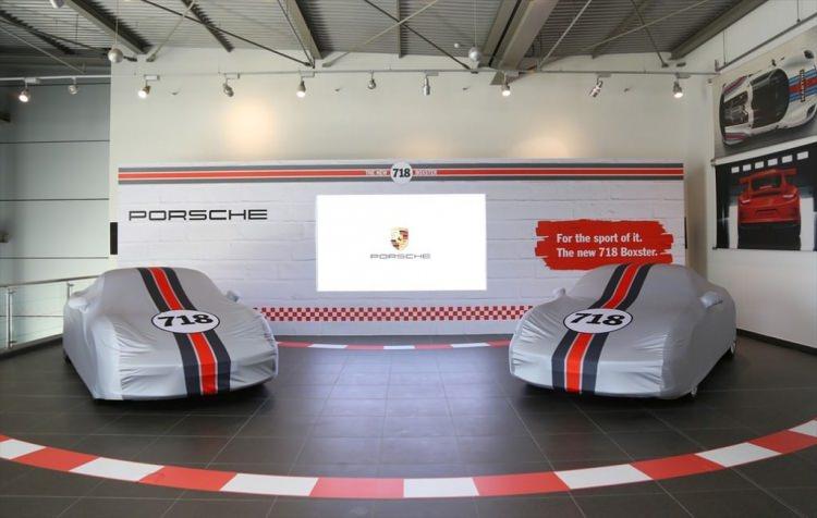 <p>Bahreyn'in Sitra Adası'ndaki ''Euro Motors'' oto galerisinde düzenlenen lansman ile Porsche'un yeni modelleri ''718 Boxster'' ve ''718 Boxster S'' meraklılarına tanıtıldı.</p>
