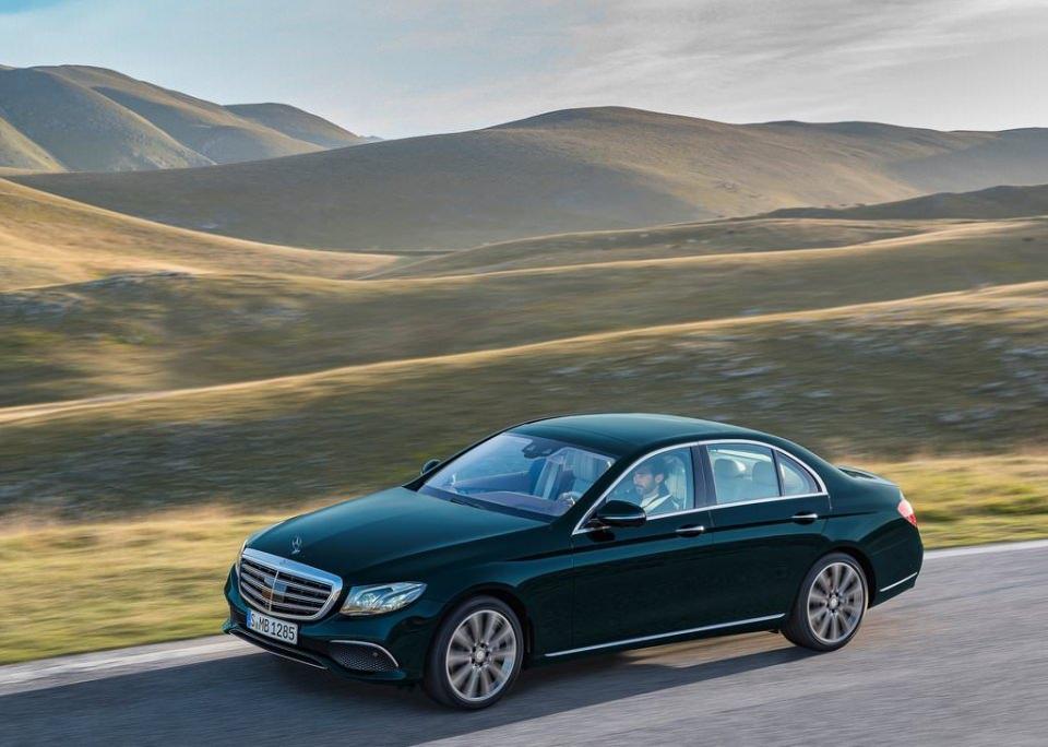 <p>Mercedes-Benz geniş bir hayran kitlesine sahip olan modeli E Serisi'nin yeni neslinin üzerindeki sır perdesini kaldırdı.</p>
<p> </p>